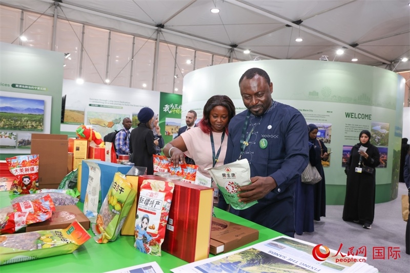 嘉賓了解中國(guó)館展示產(chǎn)品。人民網(wǎng)記者任皓宇攝