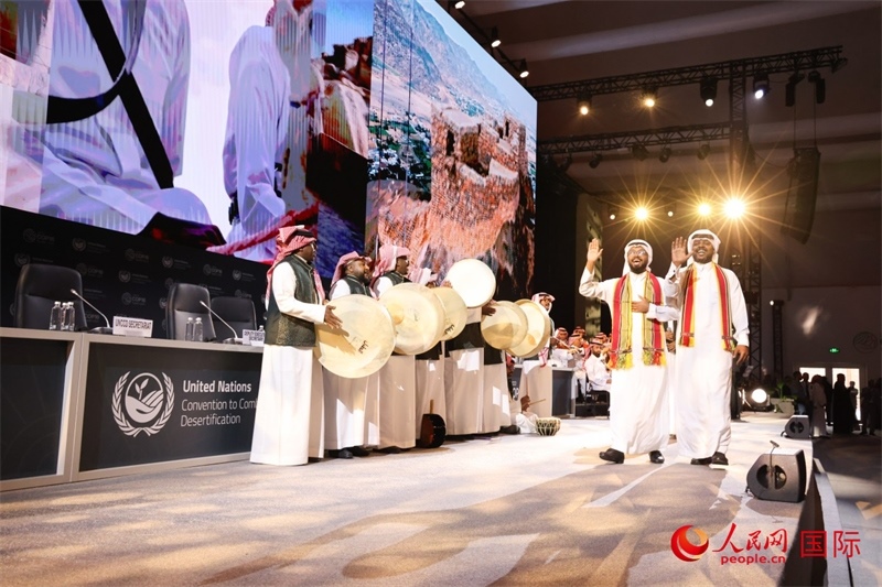 《聯(lián)合國(guó)防治荒漠化公約》第十六次締約方大會(huì)2日開幕。圖為開幕式表演。人民網(wǎng)記者任皓宇攝