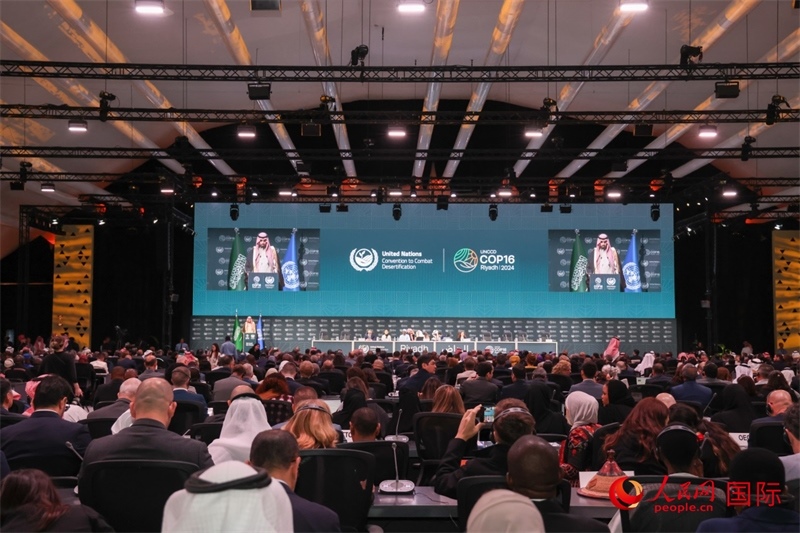 《聯(lián)合國(guó)防治荒漠化公約》第十六次締約方大會(huì)2日開幕。圖為開幕式現(xiàn)場(chǎng)。人民網(wǎng)記者任皓宇攝