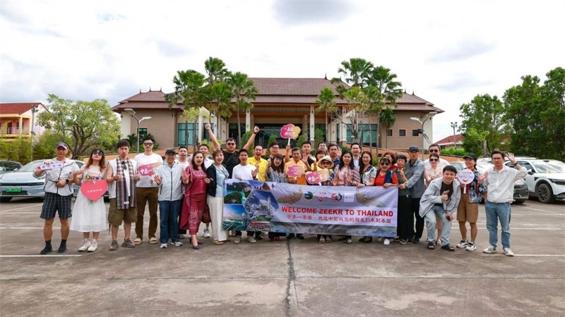 參與活動(dòng)的中國游客與當(dāng)?shù)靥﹪撕嫌??；顒?dòng)主辦方供圖