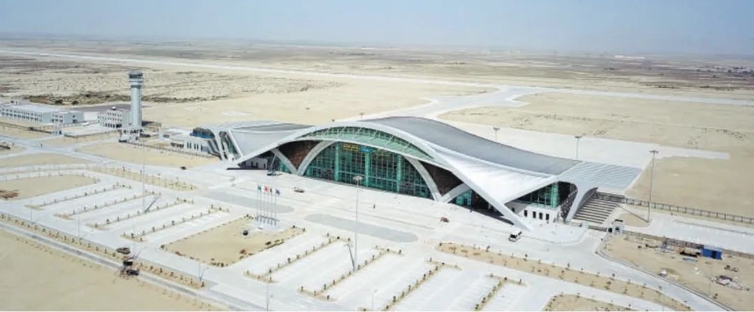 今年10月正式竣工的巴基斯坦瓜達(dá)爾新國際機(jī)場是中巴經(jīng)濟(jì)走廊建設(shè)進(jìn)一步走向深入的重要標(biāo)志，有力推動(dòng)中巴經(jīng)濟(jì)走廊建設(shè)成為高質(zhì)量共建“一帶一路”的示范性項(xiàng)目。圖為瓜達(dá)爾新國際機(jī)場。艾哈邁德·卡邁勒 攝（新華社發(fā)）