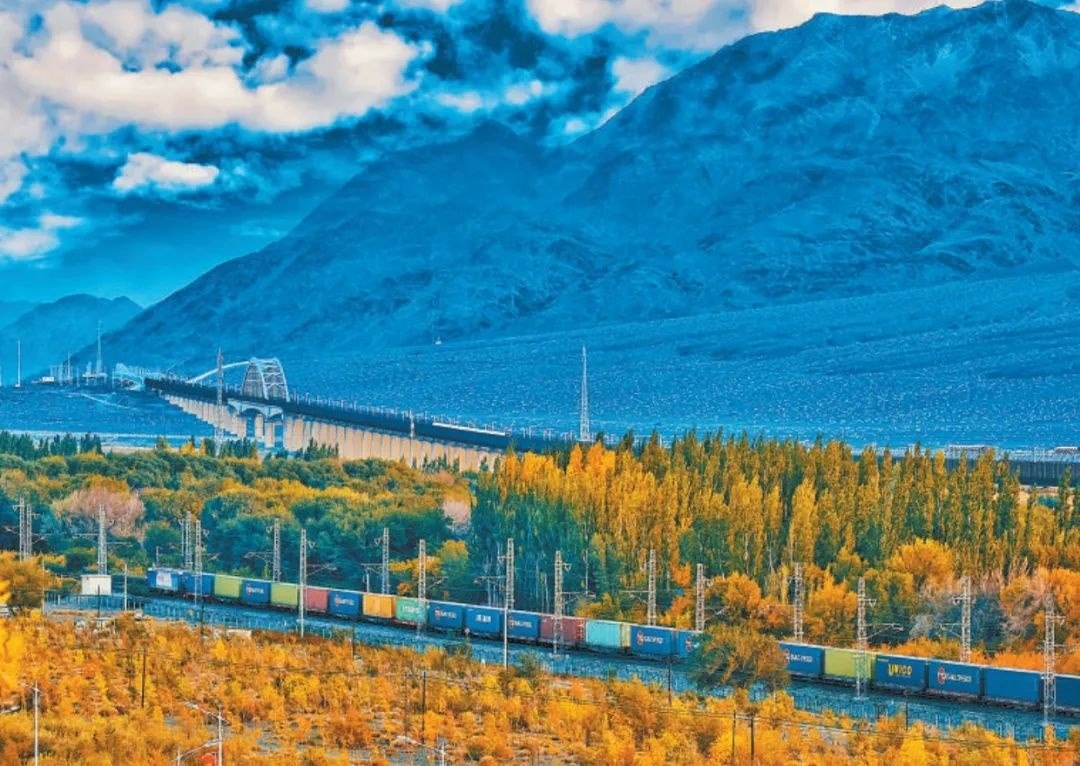 2013年，隨著共建“一帶一路”倡議提出，中歐班列應(yīng)運(yùn)而生。今年11月20日，第十萬列中歐班列正式出境。截至目前，中歐班列累計(jì)運(yùn)送貨物超1100萬標(biāo)箱、貨值超4200億美元，貨物品類達(dá)53大類5萬余種。圖為中歐班列行駛在新疆烏魯木齊達(dá)坂城濕地。擺風(fēng)亮 攝（新華社發(fā)）