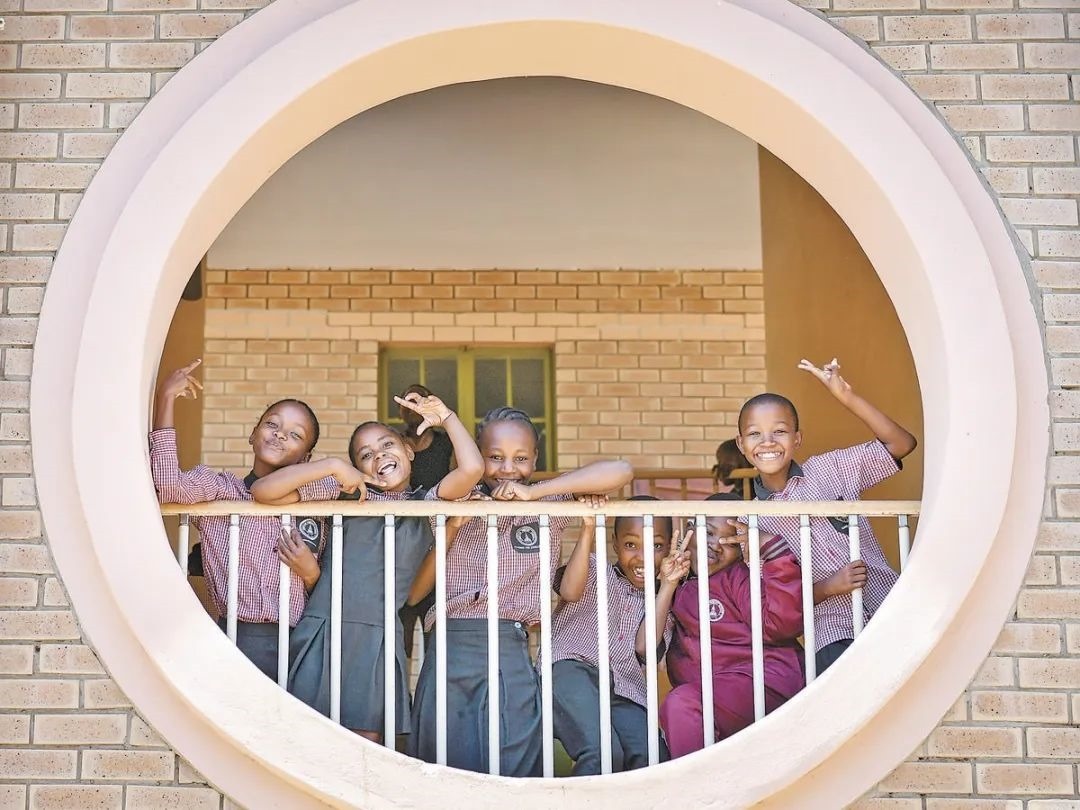 位于博茨瓦納南部的莫帕尼小學(xué)是中國援建的現(xiàn)代化學(xué)校，當(dāng)?shù)貎和慕逃龡l件因此得到改善。圖為莫帕尼小學(xué)課間休息的學(xué)生們。新華社記者 韓旭 攝