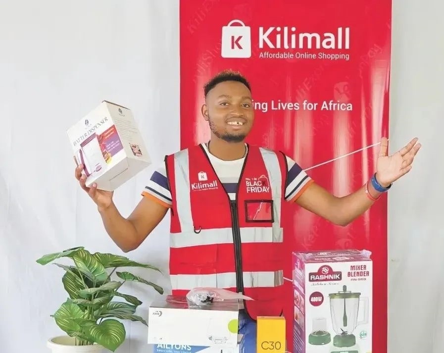 隨著“絲路電商”國際合作深入推進(jìn)，共建“一帶一路”國家雙多邊數(shù)字貿(mào)易規(guī)則對接不斷強(qiáng)化。借助“絲路電商”合作機(jī)制，肯尼亞主播迪克森·恩甘加在當(dāng)?shù)刂辈ж洝⑼袂?攝（新華社發(fā)）