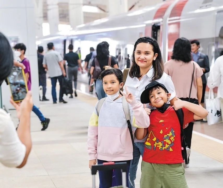 雅萬高鐵是我國在境外完成全過程勘察設(shè)計(jì)建設(shè)的首個(gè)高鐵項(xiàng)目，于去年10月17日正式開通運(yùn)營，是中印尼共建“一帶一路”合作的典范。圖為乘客在和雅萬高鐵動(dòng)車組合影留念。新華社記者 徐欽 攝