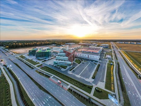 這是當(dāng)?shù)貢r(shí)間2021年10月19日在白俄羅斯首都明斯克郊區(qū)拍攝的中白工業(yè)園。