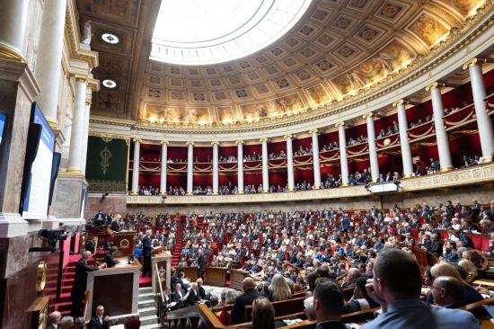 10月1日，法國總理巴尼耶在位于巴黎的法國國民議會發(fā)表演講。新華社發(fā)（杰克·陳攝）