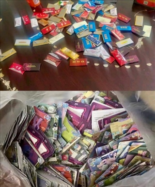 孩子們收集的煙卡、卡牌。受訪者供圖