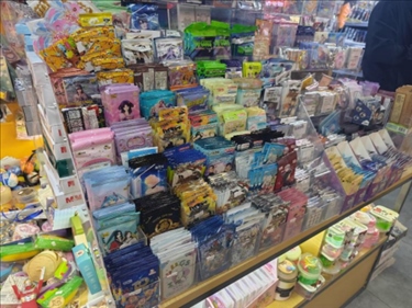 北京某文具店卡牌盲盒柜臺(tái)，未設(shè)相關(guān)提醒。人民網(wǎng)記者 黃鈺攝