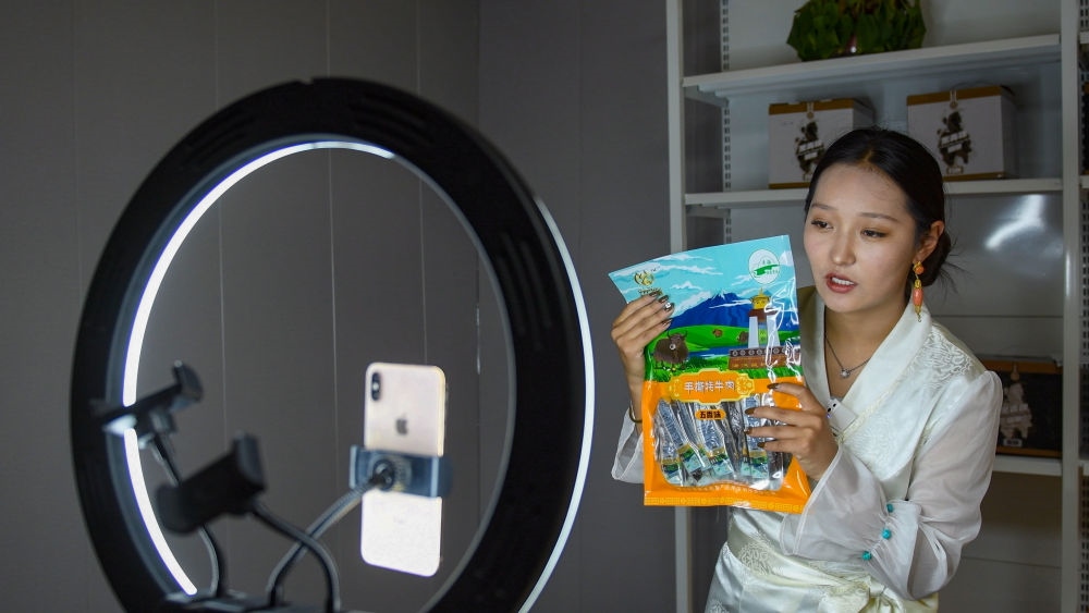 9月24日，果洛藏貢麻村村民多杰吉在進行網(wǎng)絡(luò)帶貨直播。（潘彬彬 攝）