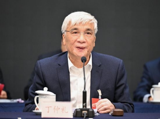 全國人大常委會副委員長、歐美同學(xué)會會長丁仲禮作工作報(bào)告