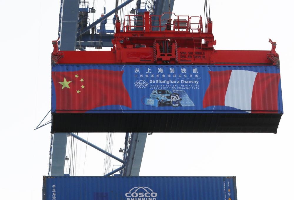 2024年11月14日，在秘魯首都利馬以北的錢凱港，岸邊智能化設備吊裝集裝箱。