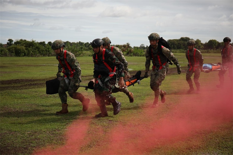 中印尼雙方空降兵隊員空降至指定地域后，迅速展開“傷病員”救治和轉(zhuǎn)移。段江山攝