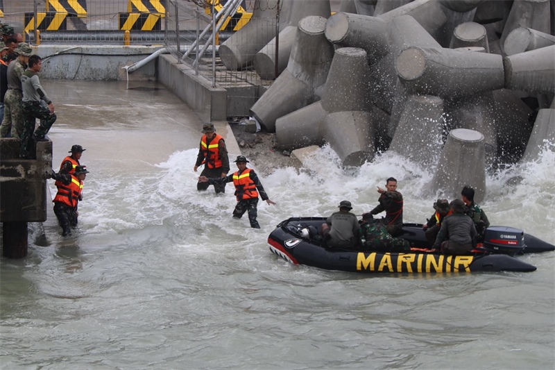 中印尼雙方海軍參演官兵協(xié)力將“落水人員”救上橡皮艇。周宇攝