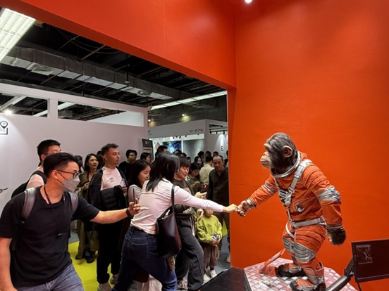 本土原創(chuàng)公司JIN ARTS帶領(lǐng)仿生機(jī)器人亮相廣州設(shè)計(jì)周11號(hào)館。（受訪者供圖）