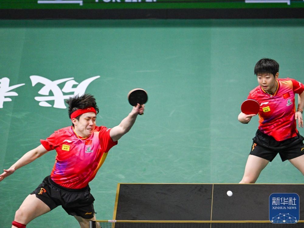 ↑中國隊組合王楚欽（左）/孫穎莎在混雙比賽中。新華社記者 王曦 攝