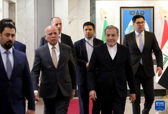 12月6日，伊拉克副總理兼外長侯賽因（中左）在巴格達(dá)會見伊朗外長阿拉格齊（中右）。新華社發(fā)（哈利勒·達(dá)伍德攝）