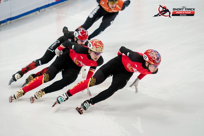 中國選手孫龍(右一)、劉少昂(右二)在比賽中。賽事組委會供圖