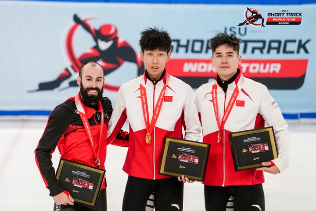 男子500米頒獎儀式，中國選手孫龍(中)奪得冠軍，加拿大選手杜博伊斯(左)獲得亞軍，中國選手劉少昂獲得季軍。賽事組委會供圖