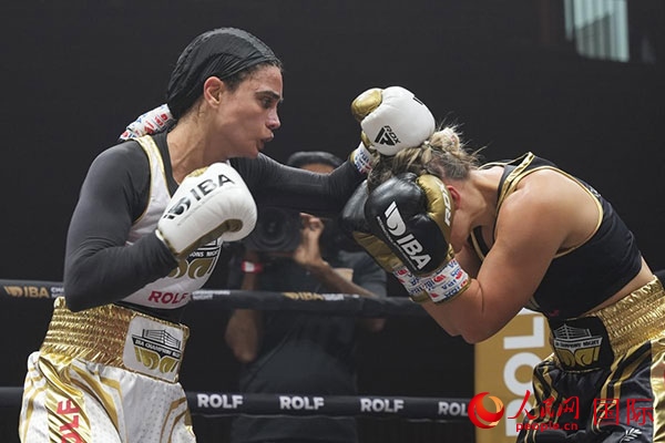 來(lái)自伊朗和羅馬尼亞的女選手進(jìn)行了墊場(chǎng)賽。人民網(wǎng) 塔里克·易卜拉欣攝