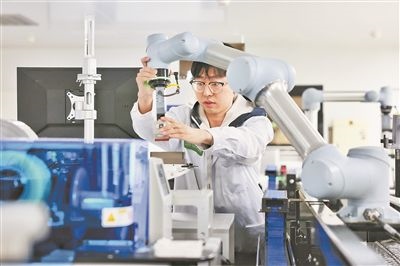 廣東省深圳市科研人員在實(shí)驗(yàn)室調(diào)試智能機(jī)器人。視覺(jué)中國(guó)供圖