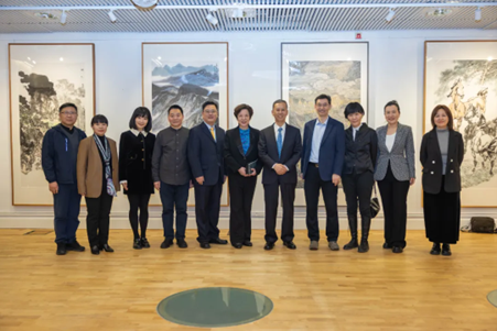 中國駐瑞典大使崔愛民與畫展主辦方人員合影。中國駐瑞典大使館供圖