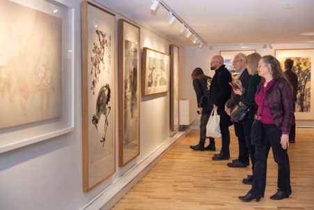 來賓參觀畫展。中國駐瑞典大使館供圖