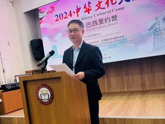 里約中國(guó)國(guó)際學(xué)校代董事長(zhǎng)尹霄敏在閉營(yíng)儀式上致辭?；顒?dòng)主辦方供圖