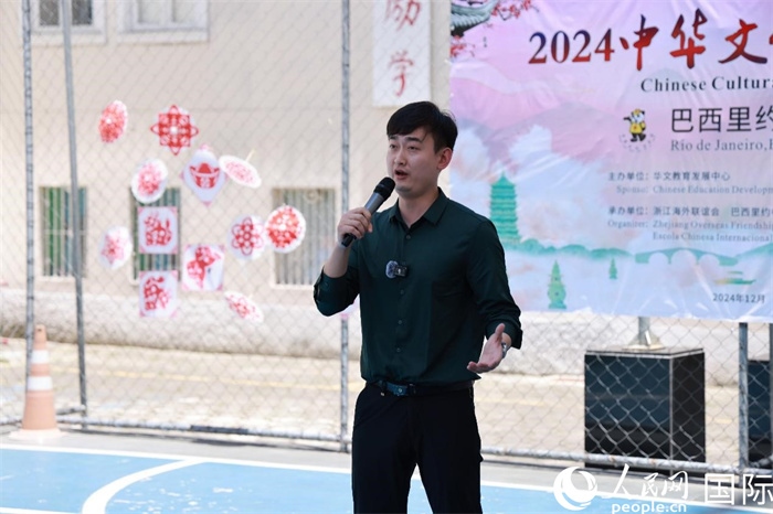 歌曲《故鄉(xiāng)的云》喚起了在外游子對(duì)故鄉(xiāng)的懷念。人民網(wǎng)記者 陳海琪攝