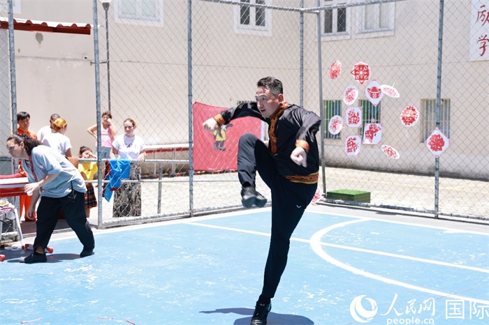 塔吉克舞蹈《夢(mèng)想》通過靈動(dòng)的舞姿展現(xiàn)了塔吉克族對(duì)美好生活的向往，仿佛帶領(lǐng)觀眾走進(jìn)了帕米爾高原。人民網(wǎng)記者 陳海琪攝