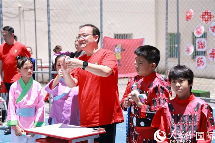 趣味數(shù)學(xué)節(jié)目以富有創(chuàng)意的數(shù)字游戲和魔尺變幻為亮點(diǎn)，激發(fā)了孩子們的數(shù)學(xué)思維與想象力。人民網(wǎng)記者 陳海琪攝