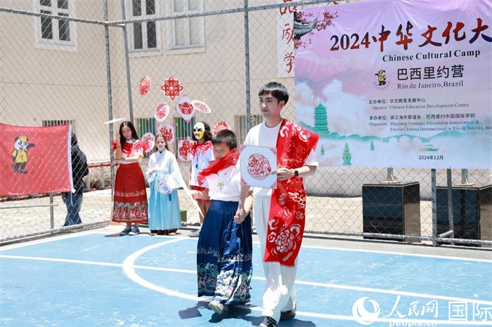 《SHOW美中華》通過國(guó)風(fēng)服飾走秀，將傳統(tǒng)文化與現(xiàn)代創(chuàng)意完美結(jié)合。人民網(wǎng)記者 陳海琪攝