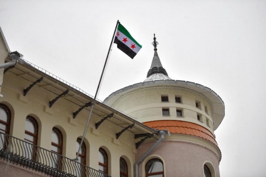 12月9日，在俄羅斯首都莫斯科，敘利亞駐俄羅斯使館升起代表敘利亞反對派的旗幟。新華社發(fā)（亞歷山大攝）