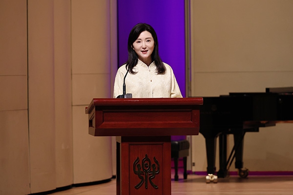 中央音樂學(xué)院黨委書記、中國民族管弦樂學(xué)會胡琴專業(yè)委員會會長于紅梅致辭。中國民族管弦樂學(xué)會胡琴專業(yè)委員會供圖