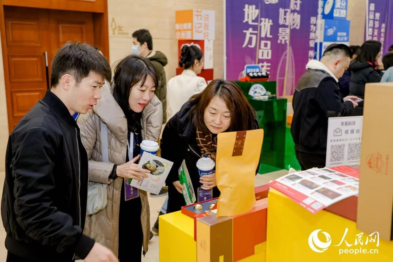 “精品消費(fèi)月·雙節(jié)關(guān)愛季”專項(xiàng)工作首站活動(dòng)現(xiàn)場。