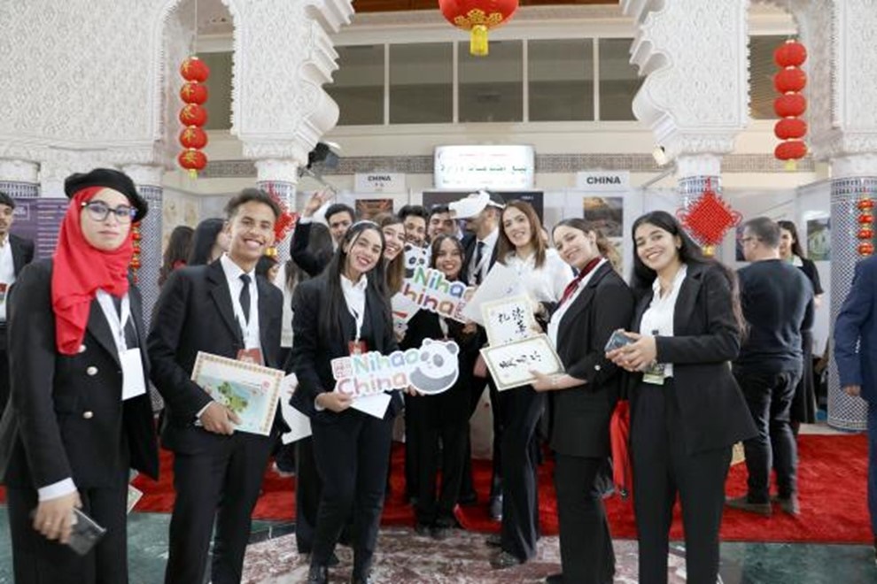 當(dāng)?shù)孛癖娛殖帧澳愫?！中國”手牌合影。拉巴特中國文化中心供圖