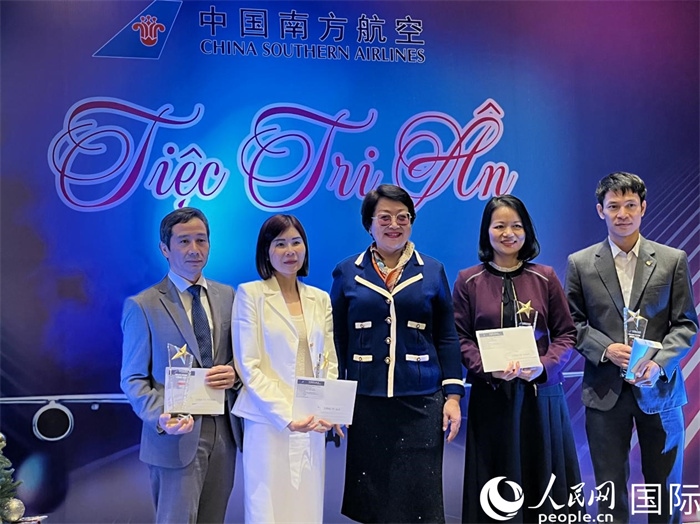 中越航司界代表在交流會(huì)上合影。人民網(wǎng)記者 楊曄攝