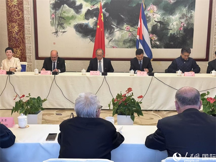 “紀(jì)念首批中國學(xué)生赴古巴留學(xué)暨中古開啟教育合作60周年座談會”在京舉辦。人民網(wǎng)記者 趙健攝