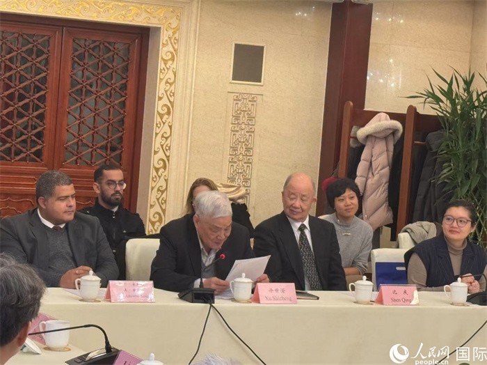 老一輩赴古留學(xué)生代表徐世澄在座談會上發(fā)言。人民網(wǎng)記者 趙健攝