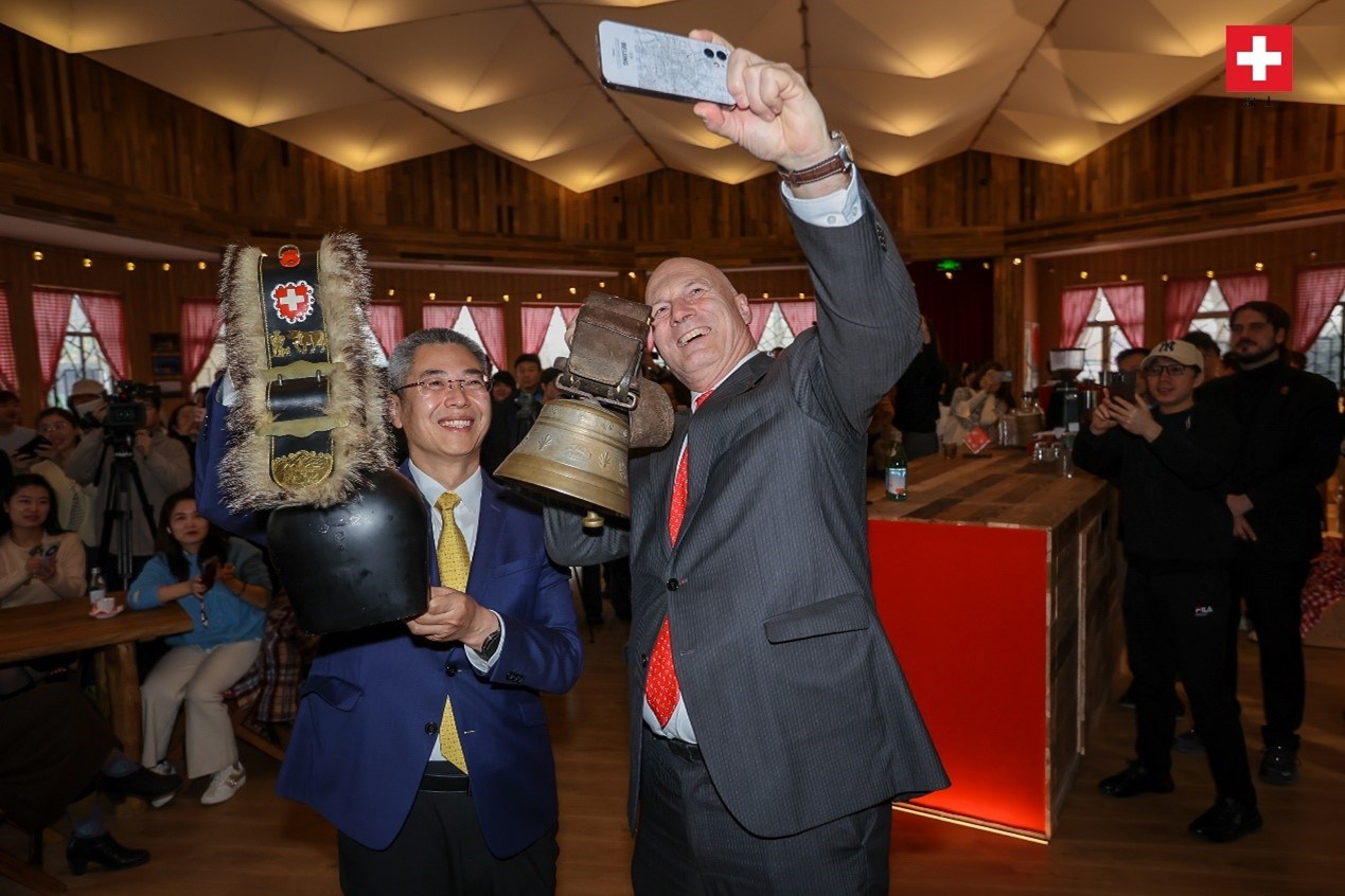 瑞士駐華大使白瑞誼與北京市西城區(qū)委副書記、代區(qū)長郅海杰搖響瑞士牛鈴，共同為小木屋揭幕。瑞士駐華大使館供圖