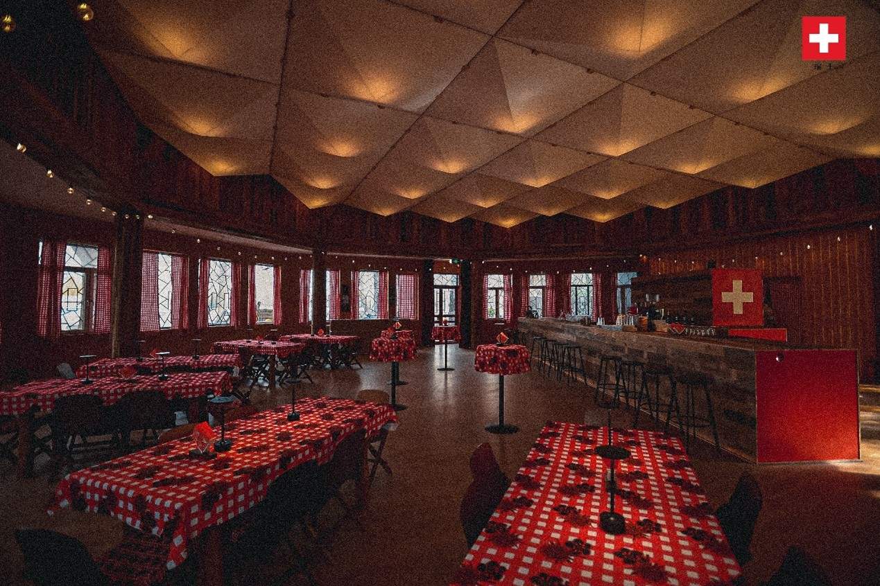 瑞士小木屋內(nèi)飾采用瑞士紅、森林棕與雪山白三種主色調(diào)，營造出自然與現(xiàn)代交融的氛圍。瑞士使館供圖