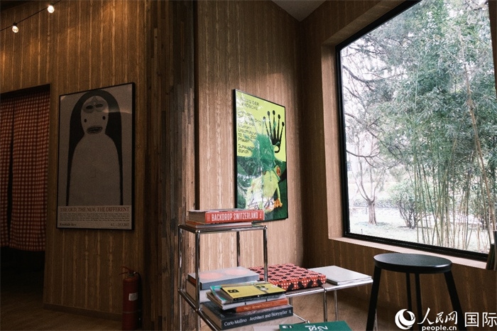 小木屋室內(nèi)一角體現(xiàn)出時尚簡約的瑞士元素。人民網(wǎng) 實習(xí)生黃睿攝