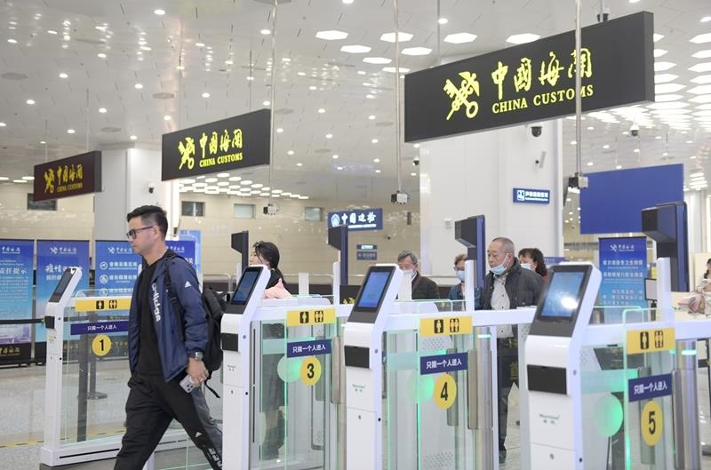 △2024年2月29日，旅客從橫琴口岸過關(guān)。