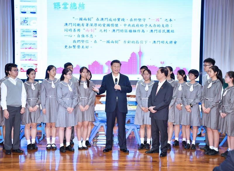 △2019年12月19日，在濠江中學(xué)附屬英才學(xué)校觀摩以“‘一國兩制’與澳門”為題的中國歷史公開課后，習(xí)近平主席走到學(xué)生中間即席發(fā)表重要講話。