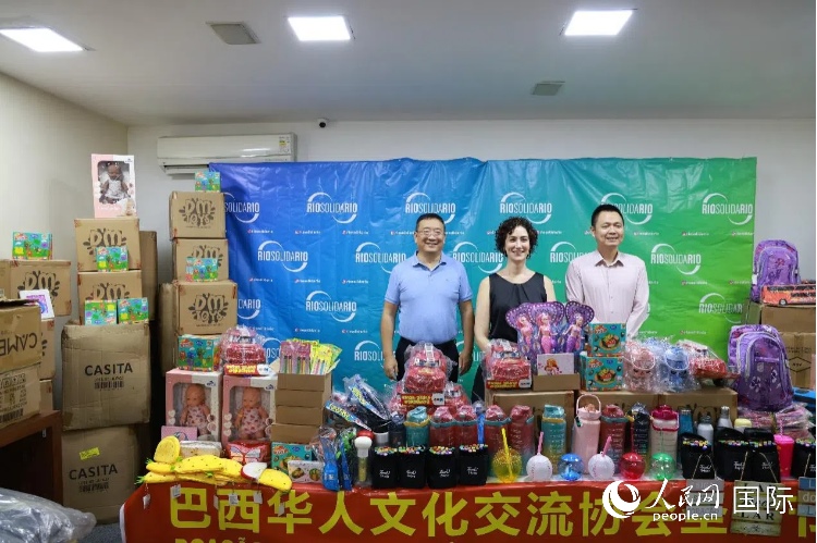 中國駐里約熱內(nèi)盧總領(lǐng)館副總領(lǐng)事王尉育（右）、里約慈善協(xié)會主席保拉·菲格雷多（中）、巴西華人文化交流協(xié)會主席上官建峰（左）出席捐贈活動并致辭。人民網(wǎng)記者 陳海琪攝