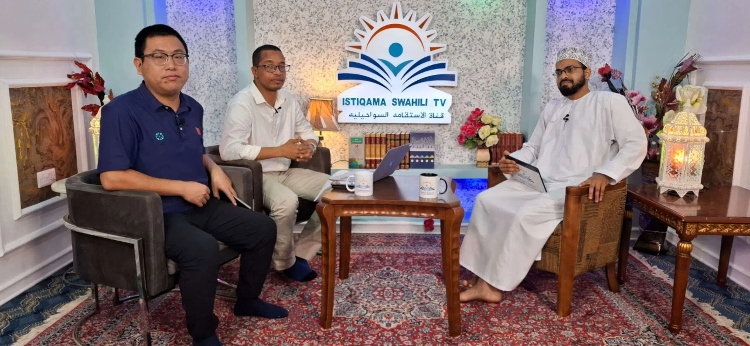 牛曉兵主任參與當(dāng)?shù)仉娨暸_(tái)訪(fǎng)談。中國(guó)援桑醫(yī)療隊(duì)供圖