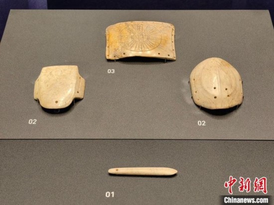 12月14日，“文明先鋒—凌家灘文化玉器展”在故宮博物院文華殿開幕。圖為展覽現(xiàn)場(chǎng)的玉龜、玉版和玉簽。 中新社記者 應(yīng)妮 攝
