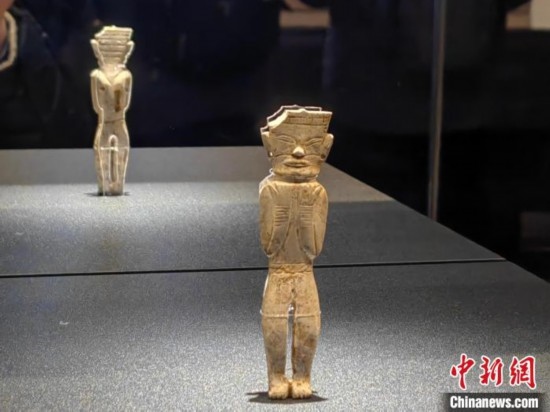 12月14日，“文明先鋒—凌家灘文化玉器展”在故宮博物院文華殿開幕。圖為展覽現(xiàn)場(chǎng)的立姿玉人。 中新社記者 應(yīng)妮 攝