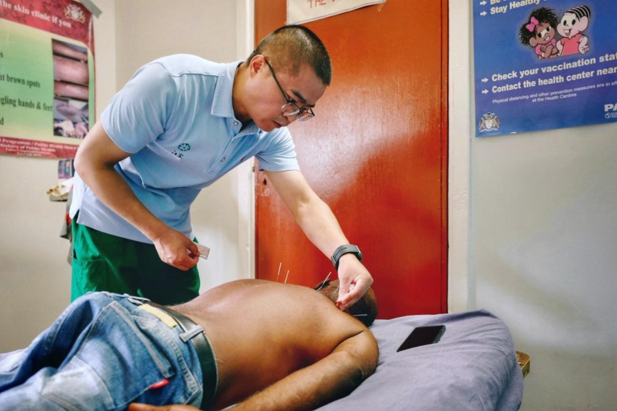 第20期中國(guó)（江蘇）援圭亞那醫(yī)療隊(duì)在圭偏遠(yuǎn)的林登高速社區(qū)開展義診。中國(guó)援圭醫(yī)療隊(duì)供圖