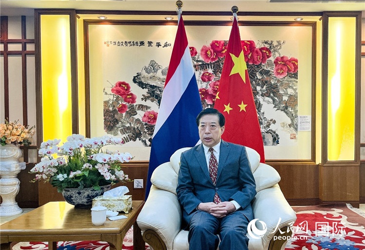 2024年12月10日，中國(guó)駐泰國(guó)大使韓志強(qiáng)在泰國(guó)曼谷接受中國(guó)—東盟中心（ACC）組織的“多彩東盟：2024年中國(guó)媒體東盟行”媒體團(tuán)采訪。人民網(wǎng)記者 羨江楠攝